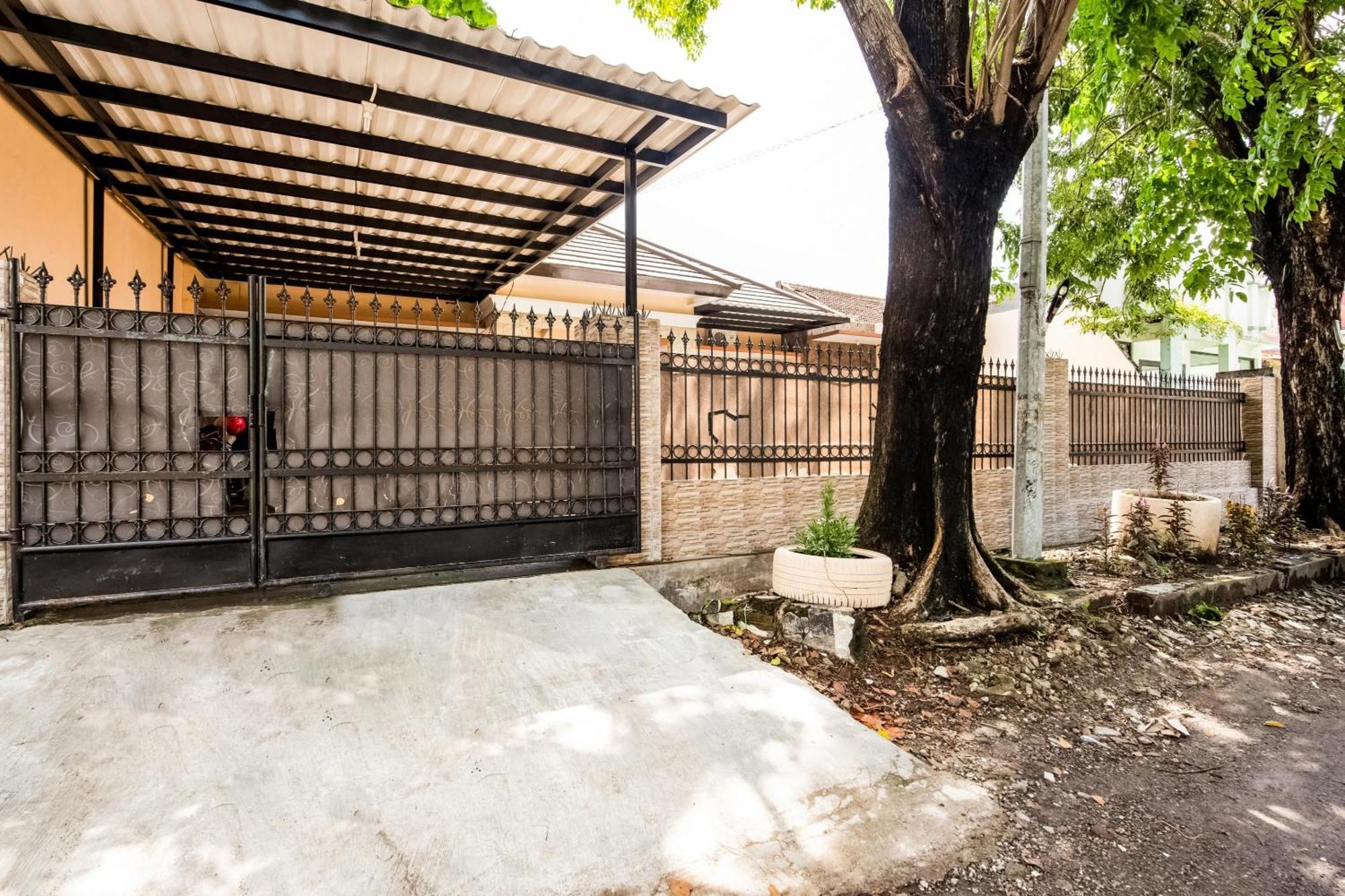 فندق Oyo Life 3398 Griya Rm 19 Syariah سورابايا المظهر الخارجي الصورة